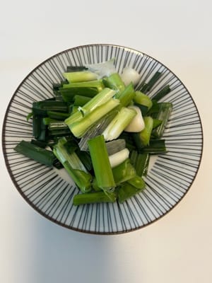 Cortar los brotes de ajo en trozos pequeños (aplanar los brotes de ajo)