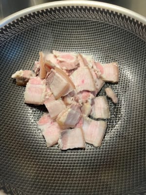 Vierta la panceta de cerdo picada.