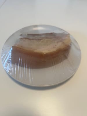 La carne se enfría completamente, se cubre con film y se guarda en el frigorífico durante 1 hora aproximadamente. (La carne congelada es más fácil de cortar)