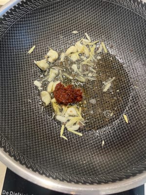 Luego agregue la pasta de frijoles.