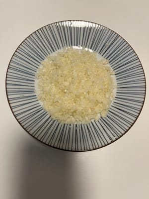 Den Knoblauch mit etwas Salz hacken und gut vermischen