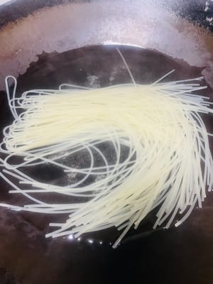 米線泡個熱水澡:
燒一大鍋水,水開後下米線,煮15分鐘撈出來,過一遍涼水把黏糊糊的東西沖掉,瀝乾水分,米線這步別偷懶,不然吃著坨的~