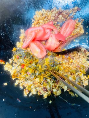 加入醬料酸菜番茄:
把炒好的肉末扒拉到鍋邊,要是油少了就再添點,油夠的話直接下張英池醬,炒出紅油後,把雲南小醬酸菜和切好的番茄倒進去,跟醬料一起翻炒均勻,酸香立刻就出來了~
往鍋裡加適量水,想多嗦點湯就多放些。