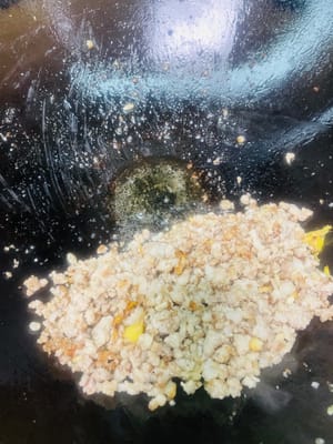 炒香肉末小技巧:
鍋裡倒油燒熱,先把蔥薑蒜末倒進去爆香,香味飄出來後下肉末,翻炒到肉末變成焦黃色,這時候的肉末香得能饞哭隔壁小孩~