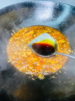 調個靈魂湯汁:
往鍋裡加兩匙生抽、一匙蠔油、半匙老抽、適量白胡椒粉和鹽,湯要調得鹹一點,等下加米線和蔬菜會變淡,別擔心齁~