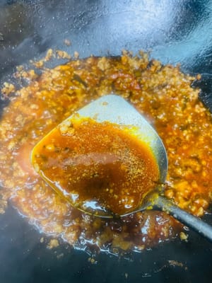 調個靈魂湯汁:
往鍋裡加兩匙生抽、一匙蠔油、半匙老抽、適量白胡椒粉和鹽,湯要調得鹹一點,等下加米線和蔬菜會變淡,別擔心齁~