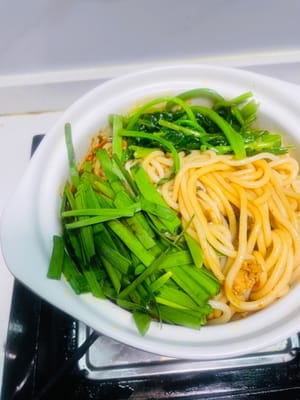 米線蔬菜大匯合:
我這醬汁熬得多能吃兩天,所以換了個鍋,取適量醬汁和米線一起煮,再把韭菜、焯好的菠菜倒進去滾1分鐘,最後加個煎得焦香的雞蛋,齊活!直接端碗開炫~