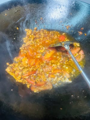 加入醬料酸菜番茄:
把炒好的肉末扒拉到鍋邊,要是油少了就再添點,油夠的話直接下張英池醬,炒出紅油後,把雲南小醬酸菜和切好的番茄倒進去,跟醬料一起翻炒均勻,酸香立刻就出來了~
往鍋裡加適量水,想多嗦點湯就多放些。