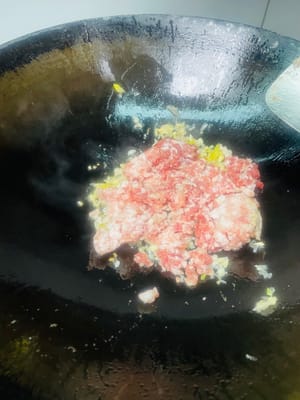 炒香肉末小技巧:
鍋裡倒油燒熱,先把蔥薑蒜末倒進去爆香,香味飄出來後下肉末,翻炒到肉末變成焦黃色,這時候的肉末香得能饞哭隔壁小孩~