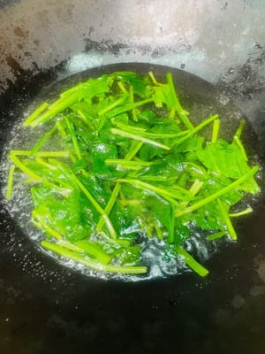 青菜備齊活:
韭菜洗乾淨切小段,我還搭了菠菜,菠菜得先焯個水去澀,你也能換白菜、油麥菜這些愛吃的時蔬~