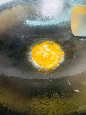 煎個焦邊荷包蛋加一會加進去,這味兒一下就提上來了,嗦粉的快樂直接拉滿~