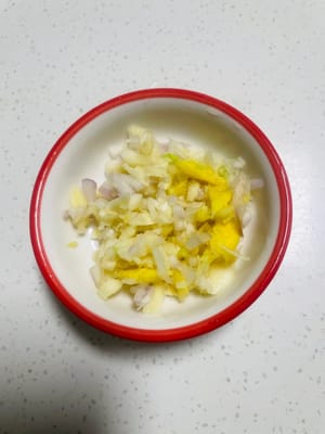 處理蔥薑蒜:
薑、小洋蔥、大蒜洗乾淨,切成碎末備用,切得越碎,香味越能鑽出來~