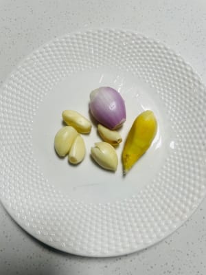 處理蔥薑蒜:
薑、小洋蔥、大蒜洗乾淨,切成碎末備用,切得越碎,香味越能鑽出來~