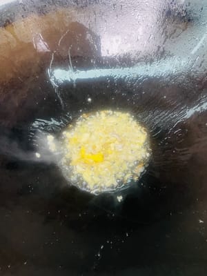 炒香肉末小技巧:
鍋裡倒油燒熱,先把蔥薑蒜末倒進去爆香,香味飄出來後下肉末,翻炒到肉末變成焦黃色,這時候的肉末香得能饞哭隔壁小孩~