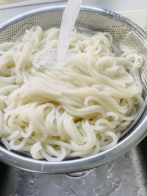米線泡個熱水澡:
燒一大鍋水,水開後下米線,煮15分鐘撈出來,過一遍涼水把黏糊糊的東西沖掉,瀝乾水分,米線這步別偷懶,不然吃著坨的~