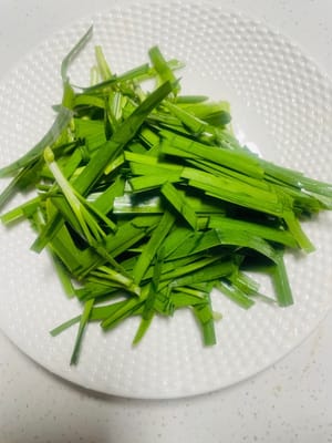 青菜備齊活:
韭菜洗乾淨切小段,我還搭了菠菜,菠菜得先焯個水去澀,你也能換白菜、油麥菜這些愛吃的時蔬~
