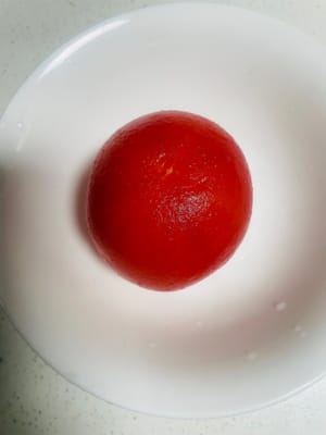 處理番茄:
我偏愛擱煤氣爐上燎一下,皮兒「呲溜」就撕下來了,切薄片備用。你要是懶,用開水燙或直接削皮也成,怎麼省事怎麼來~