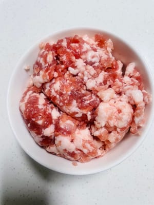 肉末集結號:
選肥瘦相間的肉剁成末,肥瘦比例自己定,我覺得三七分的肉香最濃,剁好擱一旁等著上場~