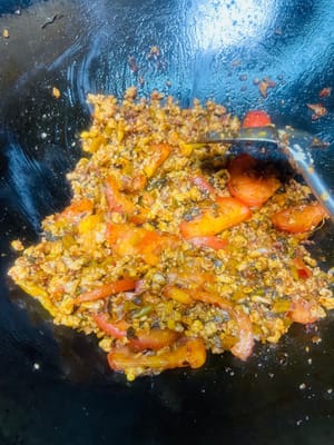 加入醬料酸菜番茄:
把炒好的肉末扒拉到鍋邊,要是油少了就再添點,油夠的話直接下張英池醬,炒出紅油後,把雲南小醬酸菜和切好的番茄倒進去,跟醬料一起翻炒均勻,酸香立刻就出來了~
往鍋裡加適量水,想多嗦點湯就多放些。