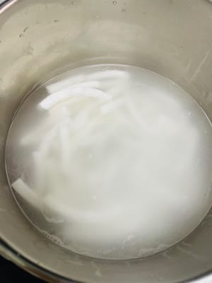 把椰子殼切成小條,放入鍋中煮。要是用普通鍋煮,等水開後煮25分鐘;要是用高壓鍋煮,排氣開始壓15分鐘左右。這樣能提前把椰子殼的味道煮出嚟,讓椰子湯更香濃。