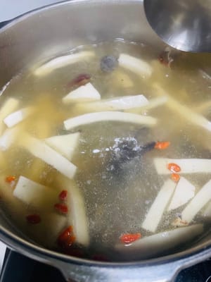 最後撒入枸杞,再煮1分鐘就可以了。枸杞不能和其他食材一起煮,因為會讓湯變酸。
這道隔著螢幕都能聞到香味的滋補靚湯,是不是讓你流口水了😀