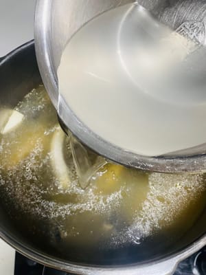 然後倒入之前倒出嚟的椰子水,一起再煮開5分鐘,就可以加鹽調味了。