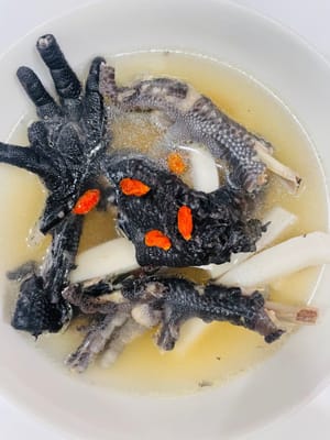 最後撒入枸杞,再煮1分鐘就可以了。枸杞不能和其他食材一起煮,因為會讓湯變酸。
這道隔著螢幕都能聞到香味的滋補靚湯,是不是讓你流口水了😀