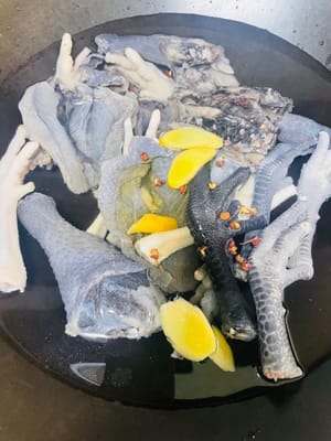 將烏雞切成塊狀,仔細清洗乾淨。之後把烏雞冷水下鍋,加入薑片、花椒(或者青蔥節)以及料酒,進行焯水操作,焯好水後再次洗淨,放在一邊備用。
神獸愛吃雞腳,所以我都多買了250克雞腳一起煲湯。