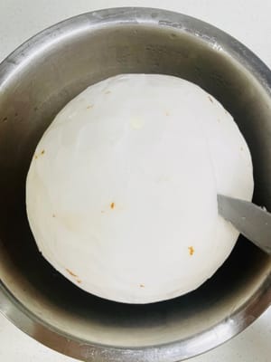 1.把老椰子褐色的表皮去除(讓賣椰子商家進行處理),清洗乾淨後放進一個稍大的容器裡,用刀將椰子切開,把椰子水倒出嚟裝好,最後使用,椰子殼備用。
2.注意椰子水不要和其他食材一起倒入鍋中,不然煮的時候容易揮發,太浪費了。