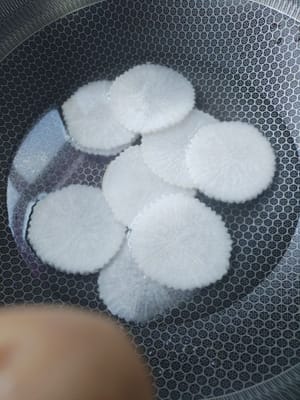 Put the cut radish into 60 degree water and blanch it.