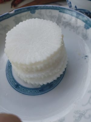 Slice the radish into round shapes.