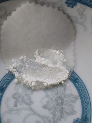 Spread the white radish on top and sprinkle some starch on it and knead it into a radish hole.