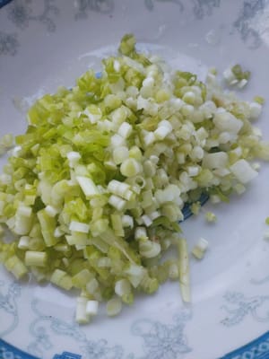 Chop 15 grams of chives into small pieces and set aside.