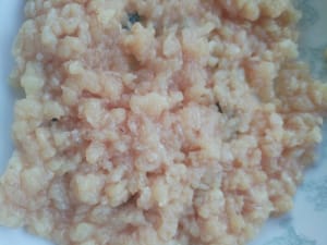 Cut 150 grams of meat into slices, then into strips, and then into membranes for later use.