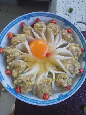 After arranging the pepper segments, place an egg in the middle of the plate.