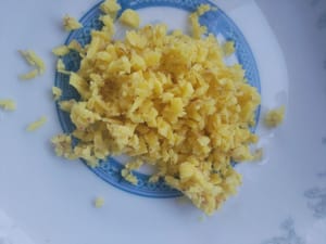 Chop 10 grams of ginger into small pieces and set aside.