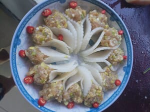 After arranging the carrot and meat dumplings neatly, place the chili pepper segments on each dumpling.