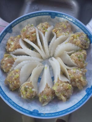 Place the carrot and meatballs one by one on a plate.
