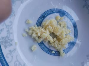 Chop 10 grams of garlic and set aside