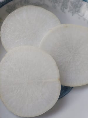 Cut the boiled radish into slices.