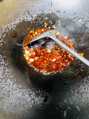 Saus Seafood Non-Pedas
• Panaskan minyak dalam wajan, lalu tumis bawang putih/siung bawang putih cincang, irisan jahe, dan daun bawang hingga harum (gunakan api kecil agar tidak gosong). Selanjutnya, masukkan saus seafood dan tumis hingga harum (tujuan: menumis bawang putih dan saus adalah kunci saus yang lezat).
• Kemudian tambahkan saus tiram, kecap asin, dan gula, aduk rata, lalu tambahkan semangkuk air dan didihkan. Kecilkan api dan didihkan selama 5 menit (tujuan: agar bumbu tercampur sempurna dan menghasilkan rasa yang lebih ringan).