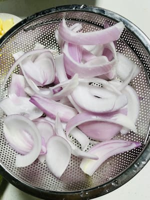 魚を焼いている間に、材料と付け合わせを準備します。
1. ニンニクはみじん切りにするか、そのままにしておきます。ショウガは薄切りにし、ネギは小口切りにします。パクチーと玉ねぎは洗って薄切りにします。

2. その他の付け合わせ（キャベツ、こんにゃく豆腐、豆腐シート、きのこなど）を洗って準備します。