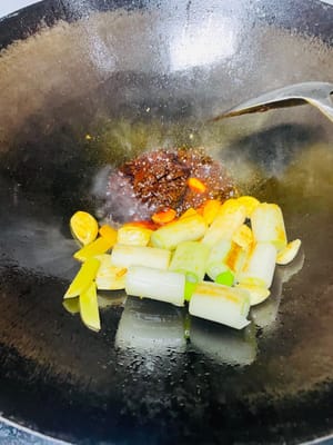 ピリ辛辛口鍋ソース

• 鍋に油を熱し、ネギ、ショウガのスライス、ニンニクを香りが立つまで炒めます。ピリ辛辛口鍋ソース（辛口鍋ソースは超おすすめ！火鍋のスープはしばらく煮込むとドロドロになりますが、辛口鍋ソースはより香り高く風味豊かです）を加え、油が赤くなるまで炒めます（辛口鍋ソースの香りが「キャラメル化」するため、火鍋のスープよりも魚焼きに適しています）。

• 次に、醤油、オイスターソース、砂糖を加えてよく混ぜ、水をたっぷり入れ、沸騰したら5分間弱火で煮込みます（辛さと香りがスープに染み込み、魚によく絡むようにするため）。