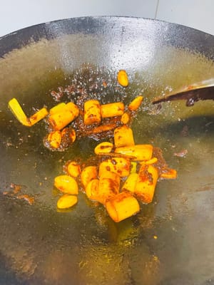 ピリ辛辛口鍋ソース

• 鍋に油を熱し、ネギ、ショウガのスライス、ニンニクを香りが立つまで炒めます。ピリ辛辛口鍋ソース（辛口鍋ソースは超おすすめ！火鍋のスープはしばらく煮込むとドロドロになりますが、辛口鍋ソースはより香り高く風味豊かです）を加え、油が赤くなるまで炒めます（辛口鍋ソースの香りが「キャラメル化」するため、火鍋のスープよりも魚焼きに適しています）。

• 次に、醤油、オイスターソース、砂糖を加えてよく混ぜ、水をたっぷり入れ、沸騰したら5分間弱火で煮込みます（辛さと香りがスープに染み込み、魚によく絡むようにするため）。