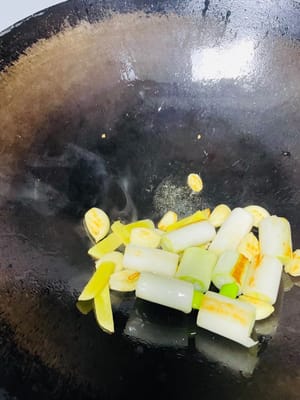 ピリ辛辛口鍋ソース

• 鍋に油を熱し、ネギ、ショウガのスライス、ニンニクを香りが立つまで炒めます。ピリ辛辛口鍋ソース（辛口鍋ソースは超おすすめ！火鍋のスープはしばらく煮込むとドロドロになりますが、辛口鍋ソースはより香り高く風味豊かです）を加え、油が赤くなるまで炒めます（辛口鍋ソースの香りが「キャラメル化」するため、火鍋のスープよりも魚焼きに適しています）。

• 次に、醤油、オイスターソース、砂糖を加えてよく混ぜ、水をたっぷり入れ、沸騰したら5分間弱火で煮込みます（辛さと香りがスープに染み込み、魚によく絡むようにするため）。