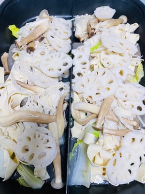 組み立てて、さあ、召し上がれ！大きめの天板を用意します。まず、下段に下ごしらえした付け合わせを敷き、その上に焼いた魚を乗せます。マイルドまたはスパイシーなソースをかけ、セロリ、コリアンダー、ピーナッツを散らします（カリカリがお好みなら、フライドピーナッツを加えてもOK）。

私は魚焼きグリル専用の天板を使いました。火をつけるとすぐに泡が立ち、食べながら焼くのが格別です。専用の天板がない場合は、小さなアルコールバーナーで普通の天板を挟んでも美味しくいただけます。