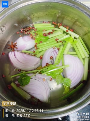 水ベースの消臭調味料を作る：（魚の臭いを消す他の方法がある場合、または魚自体が魚臭くない場合は、手順2、3、4を省略できます。）セロリの茎、玉ねぎの塊、花椒、スターアニス、ローリエ、塩10グラムを500mlの水に加えます。沸騰したら弱火にして5分間煮込みます。火を止めて冷まします。（スパイスと野菜の香りが水に染み込み、手で揉み込んだ調味料と混ぜることで、消臭効果と風味が倍増します！）