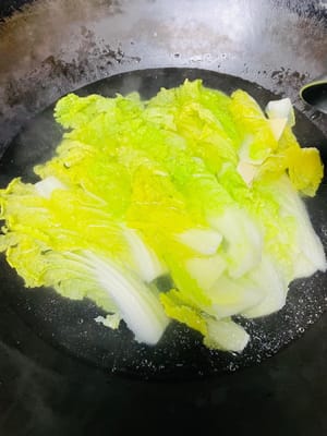 付け合わせの準備：鍋にお湯を沸かし、塩大さじ1杯と油を数滴入れ、キャベツ、レンコン、キノコを加えて「半熟だけど柔らかくならない程度」に炒めます（目的：後で焼いた魚と一緒に加熱しても生焼けにならないように事前に茹でておくこと、油と塩を加えることで野菜がシャキシャキして風味がよくなる）。