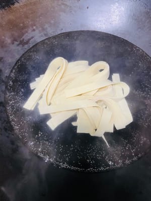 付け合わせの準備：鍋にお湯を沸かし、塩大さじ1杯と油を数滴入れ、キャベツ、レンコン、キノコを加えて「半熟だけど柔らかくならない程度」に炒めます（目的：後で焼いた魚と一緒に加熱しても生焼けにならないように事前に茹でておくこと、油と塩を加えることで野菜がシャキシャキして風味がよくなる）。