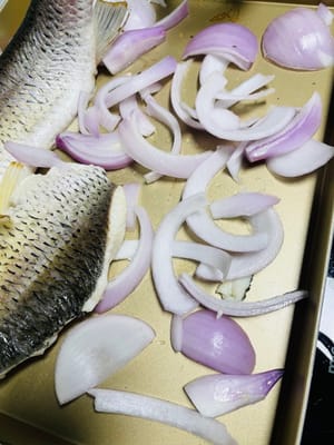 焼き魚：マリネした魚からネギとショウガを取り除きます。耐熱皿の底に玉ねぎを敷き、その上に魚を置き、表面に少量の油をスプレーします（玉ねぎは魚の香りを高め、皮がフライパンにくっつくのを防ぎます。油は焼き上がった魚の皮をよりカリッと香ばしくします）。オーブンを200℃（390°F）に予熱します。魚を30分焼きます（オーブンによって焼き加減が異なるため、焦げ付かないように注意してください）。